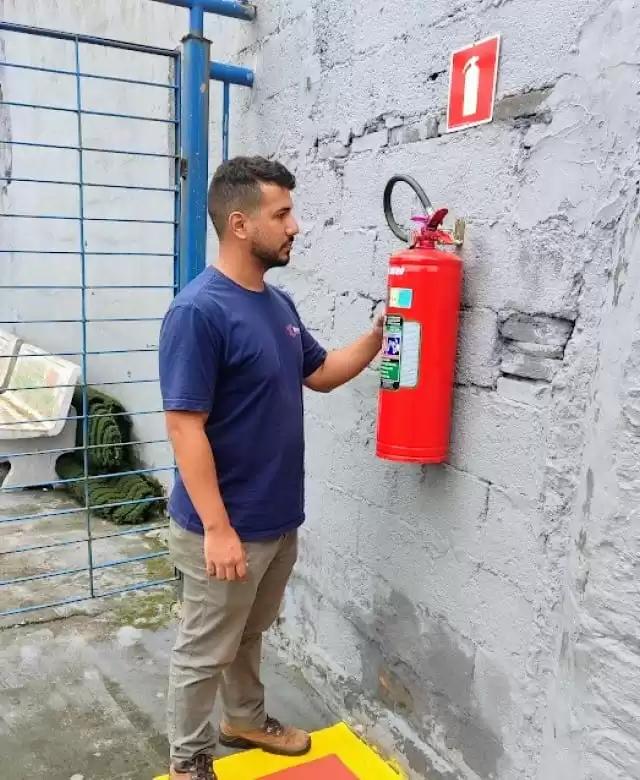 Engenheiro realizando vistoria técnica para emissão de CLCB em imóvel comercial na Baixada Santista – prevenção de incêndio