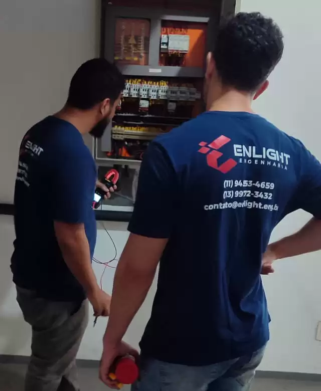 Técnicos da Enlight Engenharia inspecionam painel elétrico de sistema de alarme