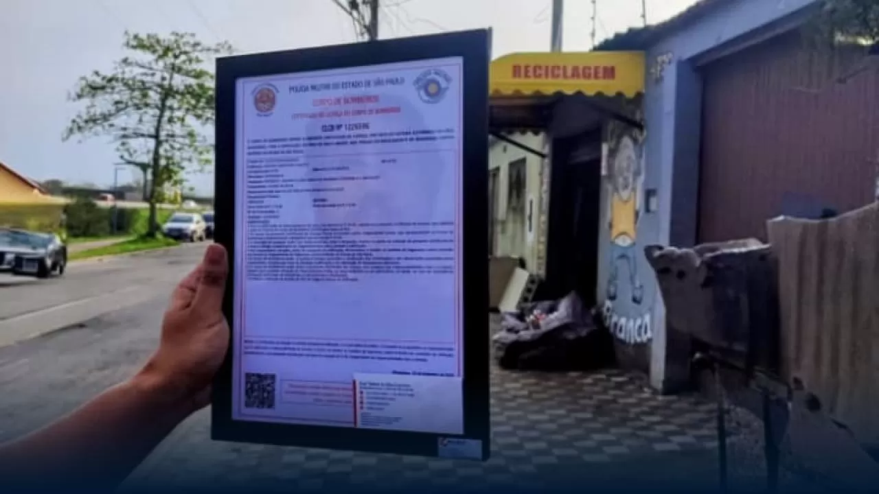 Documento oficial de AVCB ou CLCB emoldurado, exibido em ambiente externo, simbolizando o AVCB Baixada Santista e a segurança contra incêndio para imóveis na região.